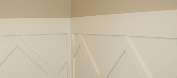 remodelaholic-remodeling-trellis-walls-girls-bedroom-wainscoting (570x253)