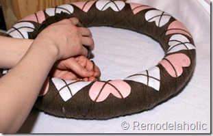 Making an Argyle Valentines wreath (39)
