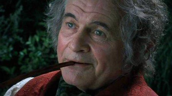 Bilbo_smoking_a_pipe