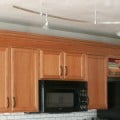 Kitchen-cabinets-with-crown-molding-600x376
