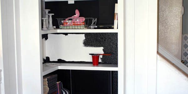 Built-in-white-bookcases-with-black-interiors (1)