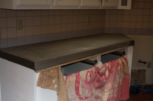 15 How To Do Concrete Countertops Using Level Quick Concrete, By Design Stocker Featured On @Remodelaholic