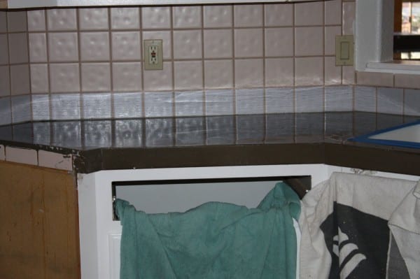 25 Cheap And Quick Concrete Countertops Over Existing Countertop, By Design Stocker Featured On @Remodelaholic