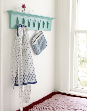 build entryway storage shelf with clothespins, Country Living