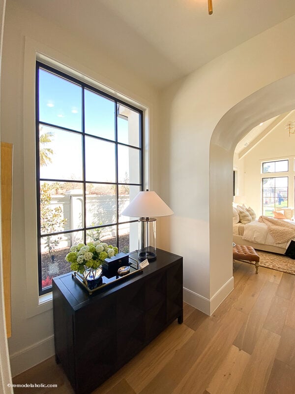 How to Decorate a Hallway: Storage