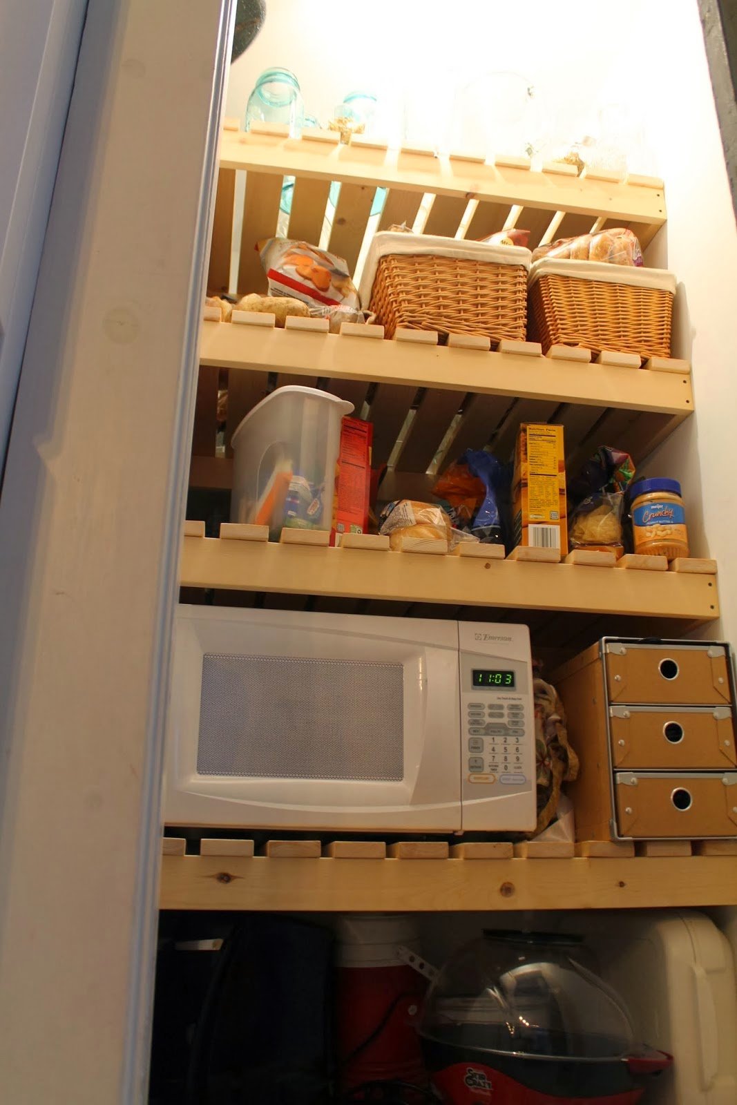 Cambio de imagen de la despensa de la puerta de granero deslizante con