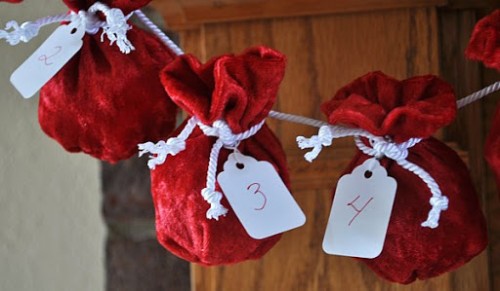 Find a fun way to countdown the days to Christmas and get a little crafty. Try one of these adorable 11 DIY Christmas Advent Calendar Garlands ~ Tipsaholic.com #Christmas #countdown #advent