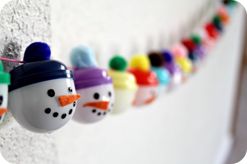 Find a fun way to countdown the days to Christmas and get a little crafty. Try one of these adorable 11 DIY Christmas Advent Calendar Garlands ~ Tipsaholic.com #Christmas #countdown #advent