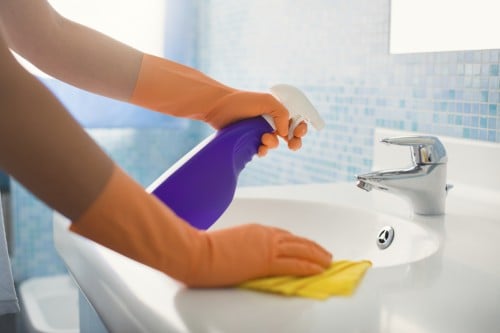 Cleaning the bathroom isn't always fun, but it can be easy. Here are some great tips for how to clean your bathroom using Clorox Bleach via @tipsaholic #cleaning #bathroom #bleach #clorox