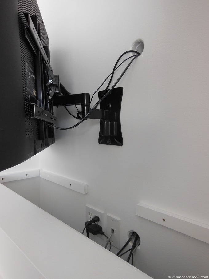 Chimenea empotrada envolvente y estantería con rincón de TV oculto