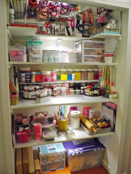 Pegboards can be used in every room in your house! Here are 32 pegboard ideas to show you just how versatile the humble pegboard can be. 32 Pegboard Ideas For Every Room in Your House via @tipsaholic #pegboard #diy #homedecor #home