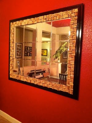 Do you save all of your wine corks? Here are 25 amazing wine cork DIY ideas for you to try! 25 Wine Cork DIY Ideas via tipsaholic.com #wine #corks #diy #projects