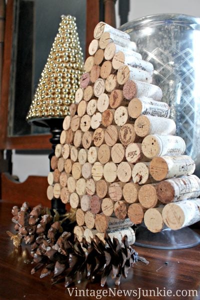 Do you save all of your wine corks? Here are 25 amazing wine cork DIY ideas for you to try! 25 Wine Cork DIY Ideas via tipsaholic.com #wine #corks #diy #projects