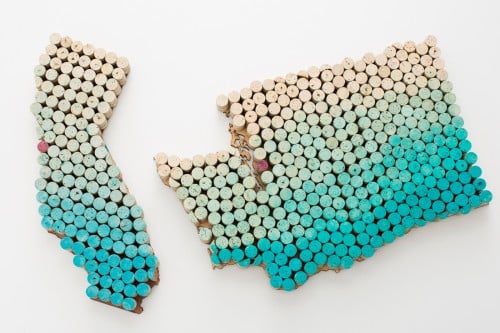 Do you save all of your wine corks? Here are 25 amazing wine cork DIY ideas for you to try! 25 Wine Cork DIY Ideas via tipsaholic.com #wine #corks #diy #projects