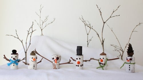 Do you save all of your wine corks? Here are 25 amazing wine cork DIY ideas for you to try! 25 Wine Cork DIY Ideas via tipsaholic.com #wine #corks #diy #projects