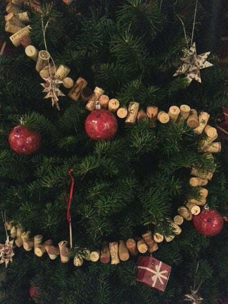 Do you save all of your wine corks? Here are 25 amazing wine cork DIY ideas for you to try! 25 Wine Cork DIY Ideas via tipsaholic.com #wine #corks #diy #projects