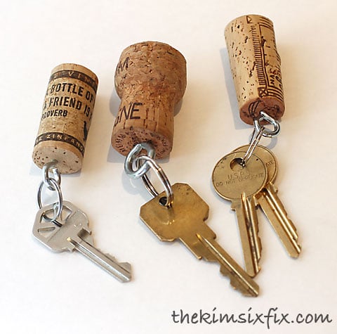 Do you save all of your wine corks? Here are 25 amazing wine cork DIY ideas for you to try! 25 Wine Cork DIY Ideas via tipsaholic.com #wine #corks #diy #projects