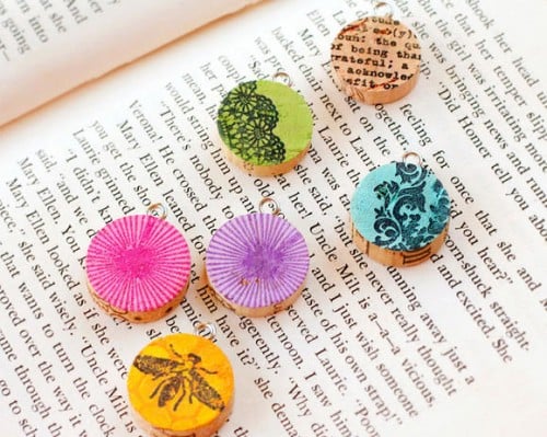 Do you save all of your wine corks? Here are 25 amazing wine cork DIY ideas for you to try! 25 Wine Cork DIY Ideas via tipsaholic.com #wine #corks #diy #projects