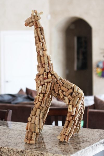 Do you save all of your wine corks? Here are 25 amazing wine cork DIY ideas for you to try! 25 Wine Cork DIY Ideas via tipsaholic.com #wine #corks #diy #projects