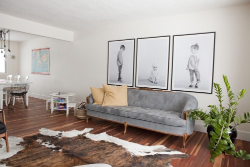 A minimalist home doesn't mean a boring home. Use these tips to decorate walls in your home while keeping things minimalist and simple. How to Decorate Walls as a Minimalist ~ Tipsaholic.com #minimalism #decorating