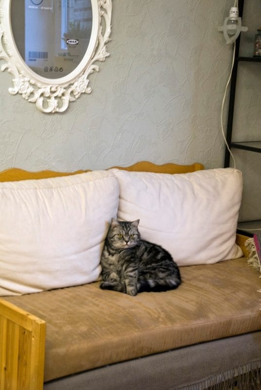 Old Crib into a New Couch Transformation by Pudel-design featured on Remodelaholic