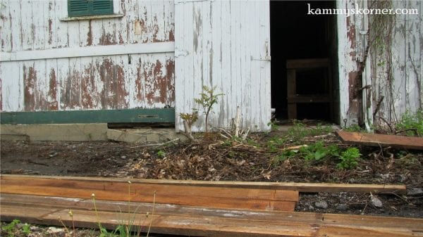10 Barn wood recycled into dining table, by Kammy's Korner featured on @Remodelaholic