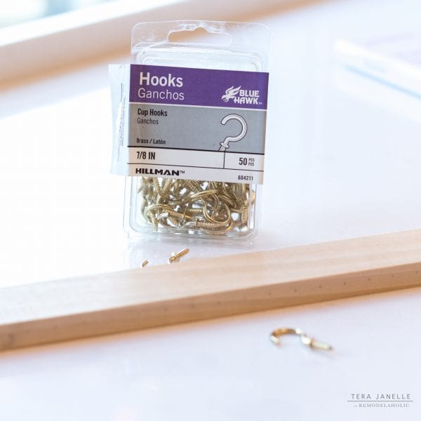 Super easy DIY jewelry hanger tutorial, Tera Janelle on @Remodelaholic