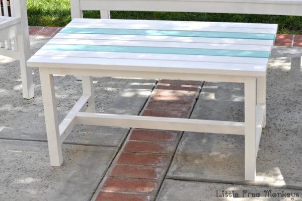 DIY-outdoor-coffee-table- Little Free Monkeys