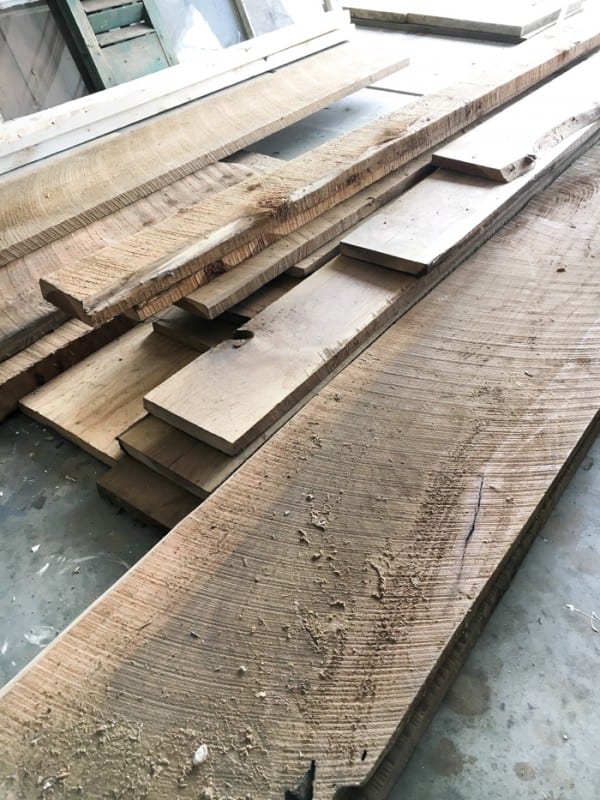 1 How To Use Reclaimed Wood To Paint A Farmhouse Style Sign, By Blesser House Featured On @Remodelaholic