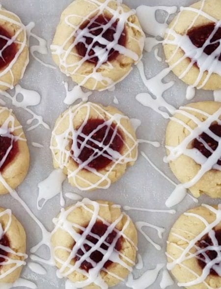 A fun, festive, fruity Christmas cookie recipe. Raspberry Almond Shortbread Cookies Recipe via Remodelaholic.com