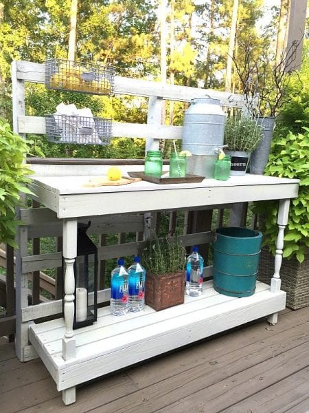 rustic-farmhouse-serving-area-idea-made-from-a-pallet-outdoor-potting-table-serves-as-buffet-or-drink-service-area