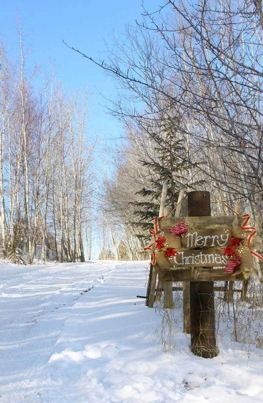 diy-burlap-pallet-christmas-holiday-sign-fresh-crush