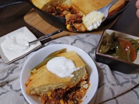 Try this the next time you make chili. A quick and yummy dinner idea, skillet chili cornbread via remodelaholic.com