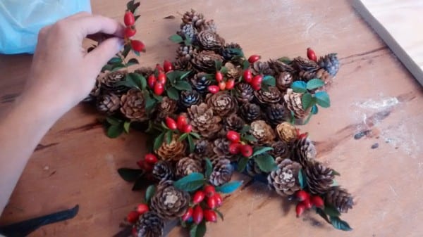 Remodelaholic One Star 3 Ways Pine Cone And Berry Star (6)