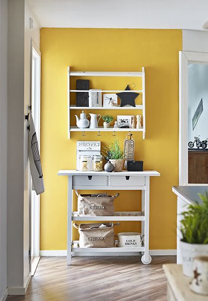 Yellow kitchen accent wall via sadecor | Yellow Kitchen Inspiration #Remodelaholic