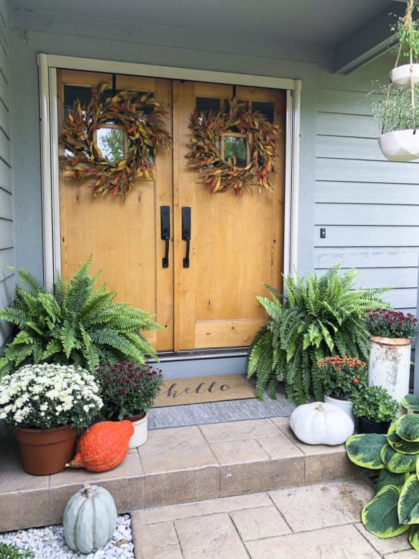 Early Fall Porch Decor Www.graceinmyspace.com 