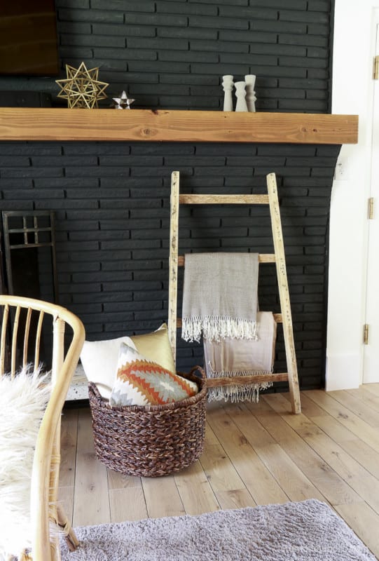 FREE Pallet Blanket Ladder Diy Tutorial Also Great For Storing Shoes @remodelaholic 9160