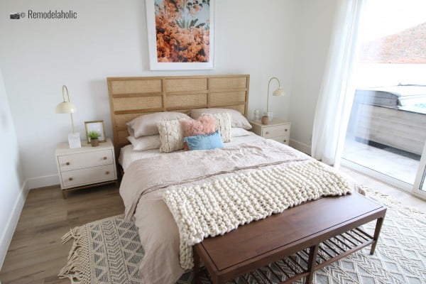 Beautiful and simple headboard for a modern boho room, SGPH 2019 House 03 Cole West Resorts LLC, Photo by Remodelaholic